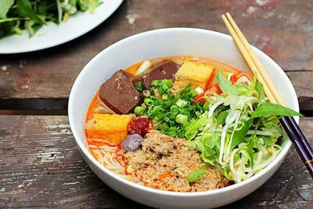 Một tô bún riêu chứa lượng calo gần bằng 3 chén cơm