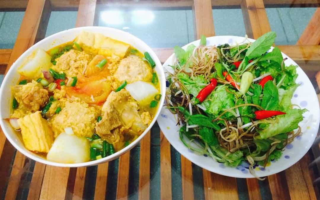 Bún riêu thịt ăn kèm với rau