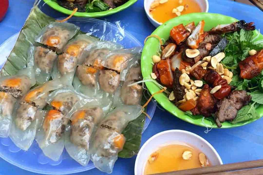 Cho tôm thịt đã xào chín vào khuôn